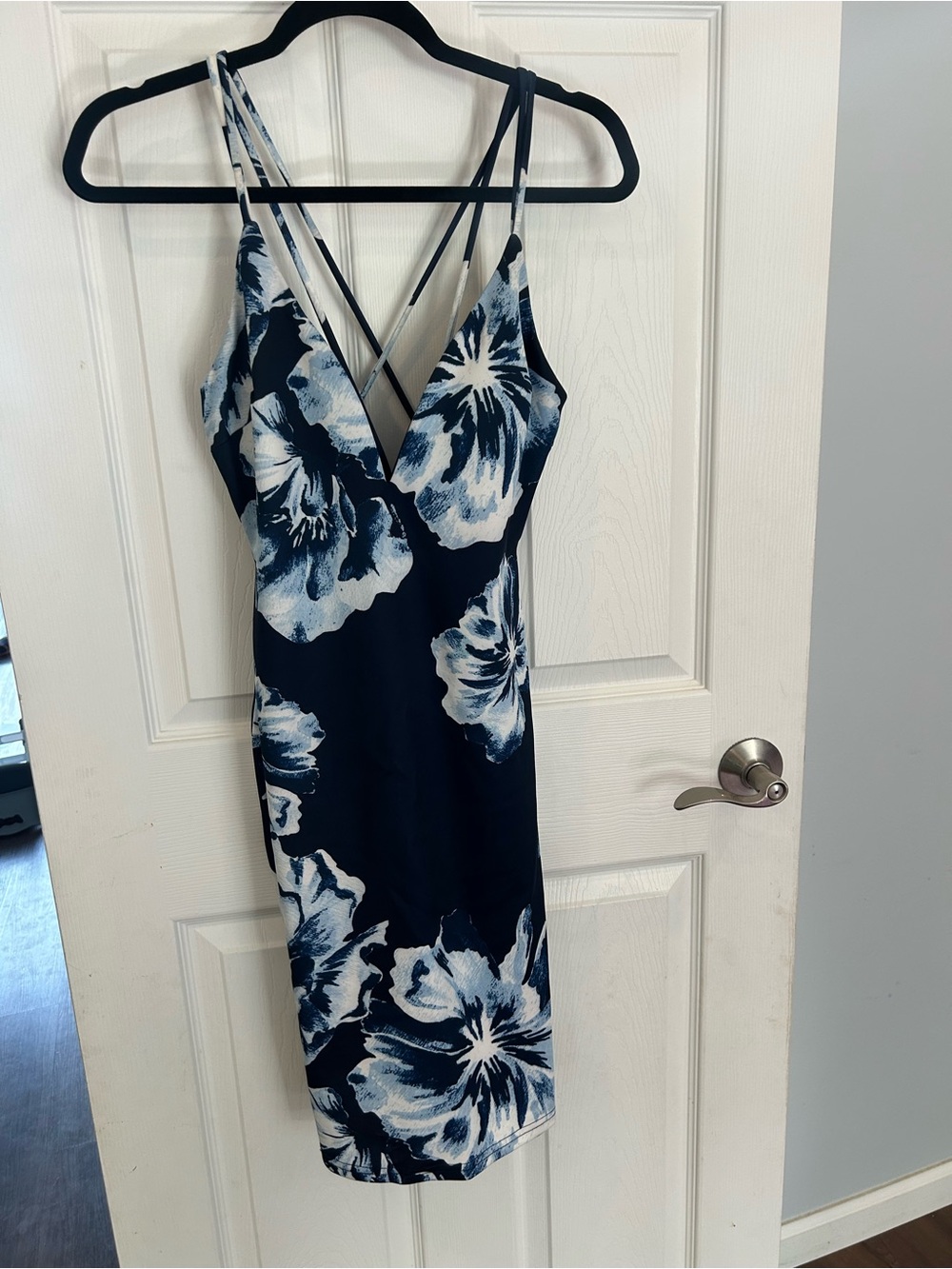 Windsor NWT blue floral tropical body con dress size M